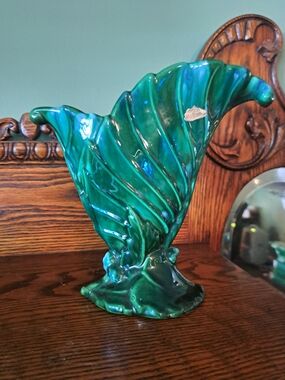 Royal Haeger R301 Emerald Green Fan Leaf Vase Art Pottery Foil Sticker